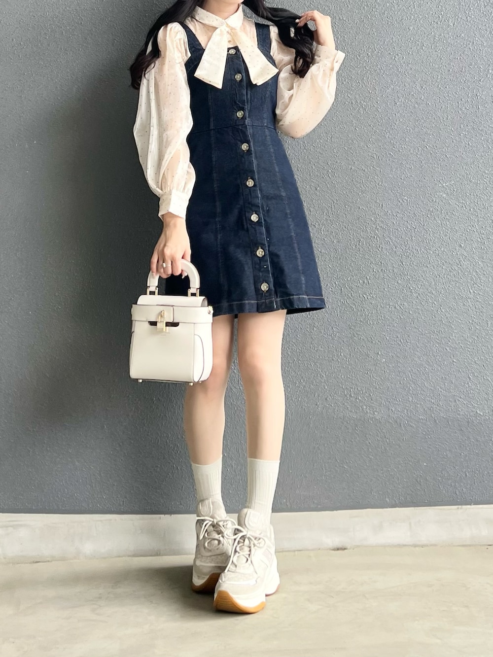 ブルー系のワンピース/ドレス、ホワイト系のシャツ/ブラウス、ホワイト系のバッグを着用したレディースの春コーディネートの3枚目の写真