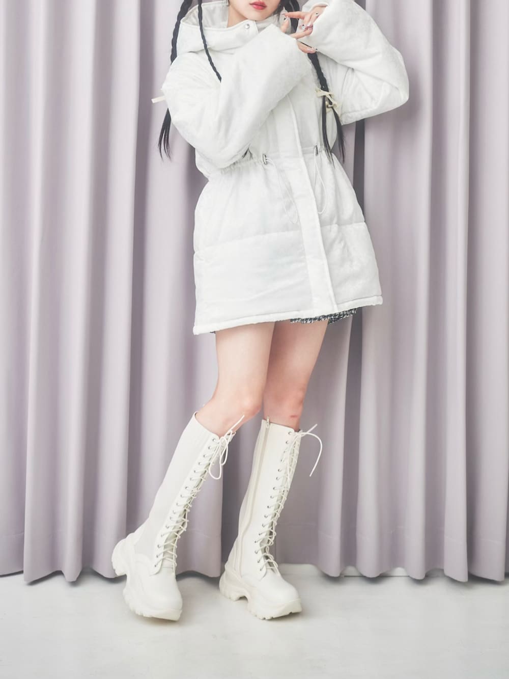 ホワイト系のダウンジャケット/コート、ホワイト系のブーツを着用したレディースの秋コーディネートの4枚目の写真