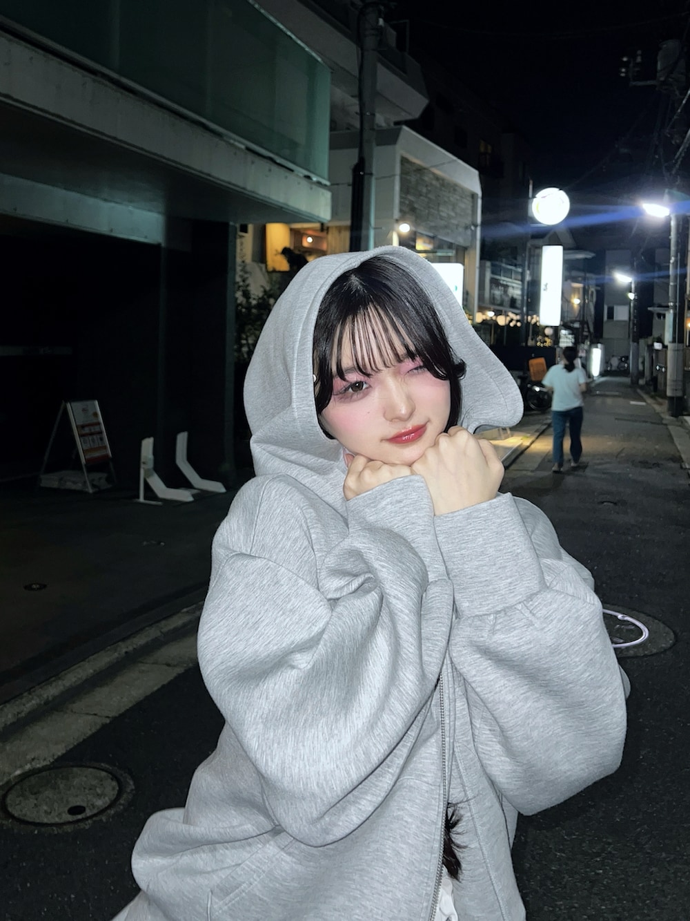ホワイト系のキャミソール、グレー系のパーカー、ホワイト系のスニーカーを着用したレディースの秋コーディネートの3枚目の写真