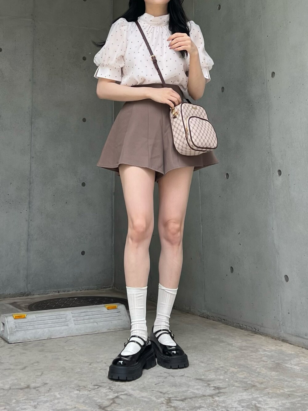 その他のシャツ/ブラウス、ブラウン系のパンツを着用したレディースの春コーディネートの3枚目の写真