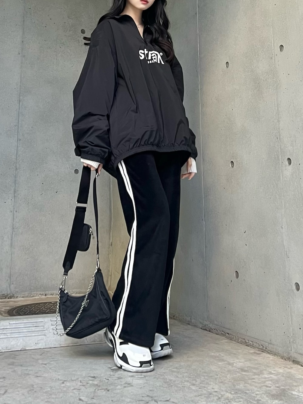 ブラック系のトップス、ブラック系のパンツを着用したレディースの冬コーディネートの3枚目の写真