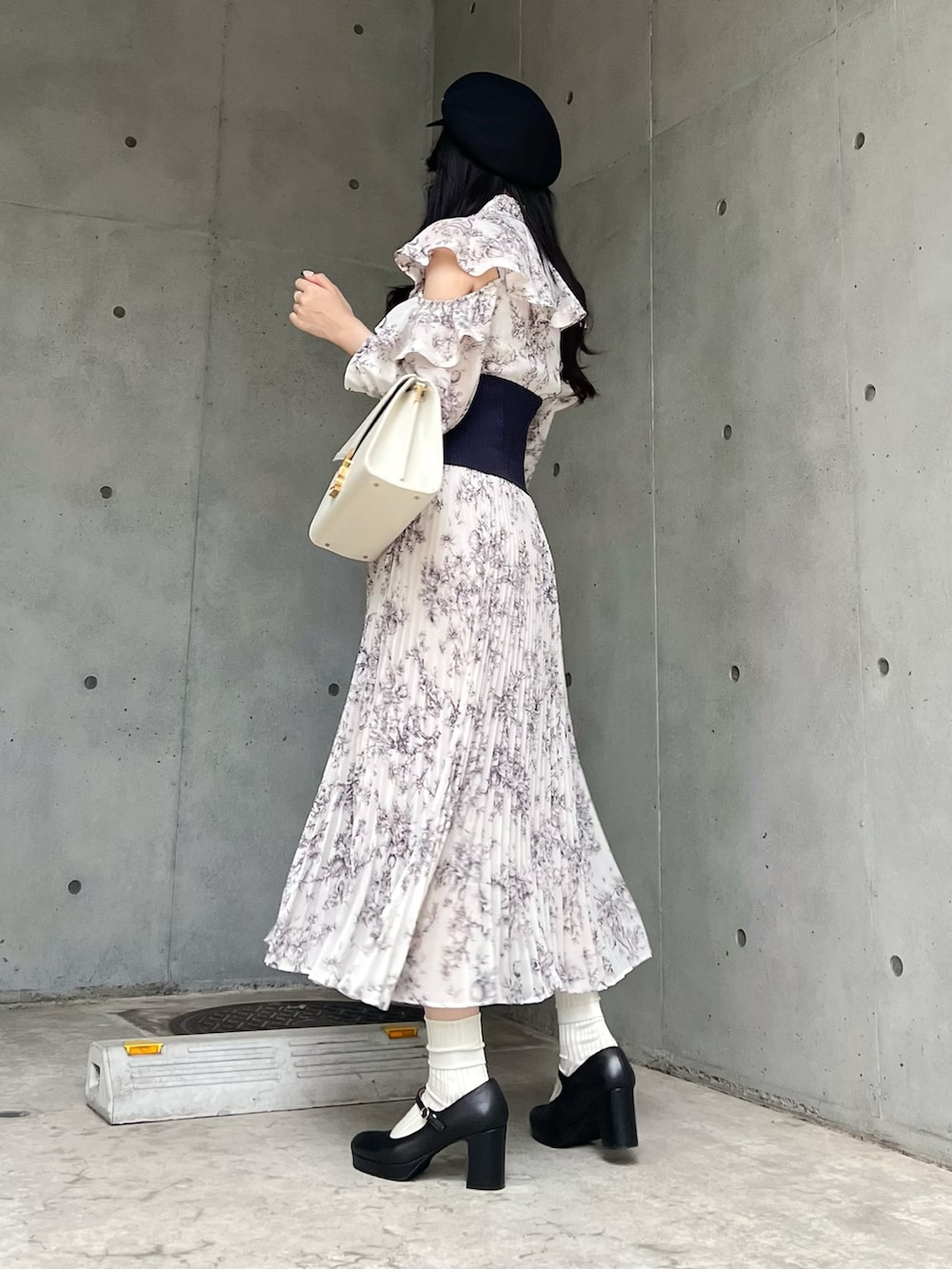 ブルー系のワンピース、ブラック系のキャスケットを着用したレディースの秋コーディネートの5枚目の写真