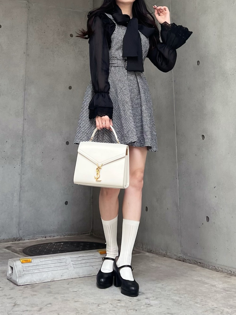 ブラック系のワンピース/ドレス、ブラック系のシャツ/ブラウス、ブラック系のパンプスを着用したレディースの秋コーディネートの2枚目の写真
