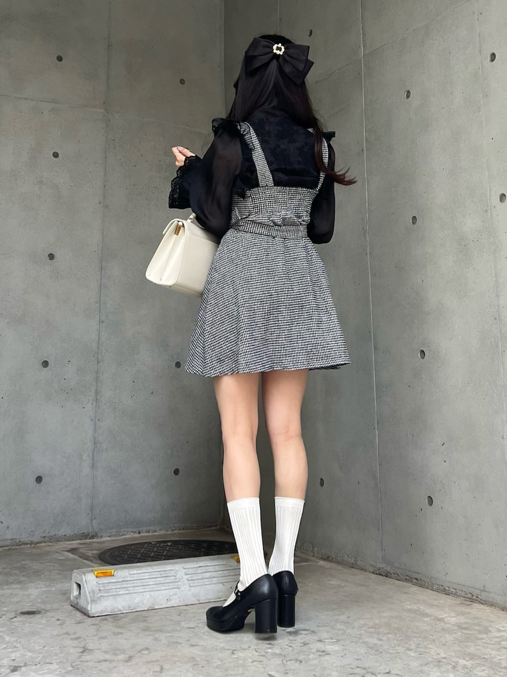 ブラック系のワンピース/ドレス、ブラック系のシャツ/ブラウス、ブラック系のパンプスを着用したレディースの秋コーディネートの4枚目の写真