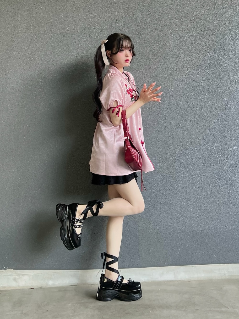 「夏服コーデ、チャイナシャツ、プチプラ、ガーリー、バレエシューズ、コスプレ、推し活コーデ、ピンク、チュニック、ワンピース、赤、厚底シューズ」｜「MOUSSYの【ライトグレーWEB限定カラー】HEART GATHER STUDS バッグ（ショルダーバッグ、レッド系）」を使った、poyoさん（骨格ストレート・レディース・161cm）の夏コーディネートの3枚目の写真