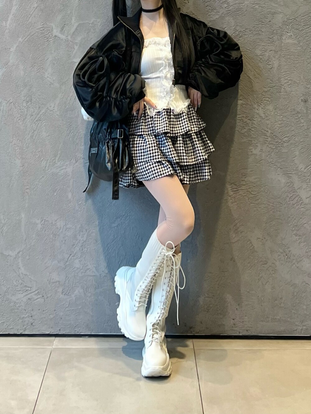 ブラック系のバッグ、ホワイト系のタンクトップ、ホワイト系のスカートを着用したレディースの秋コーディネートの5枚目の写真