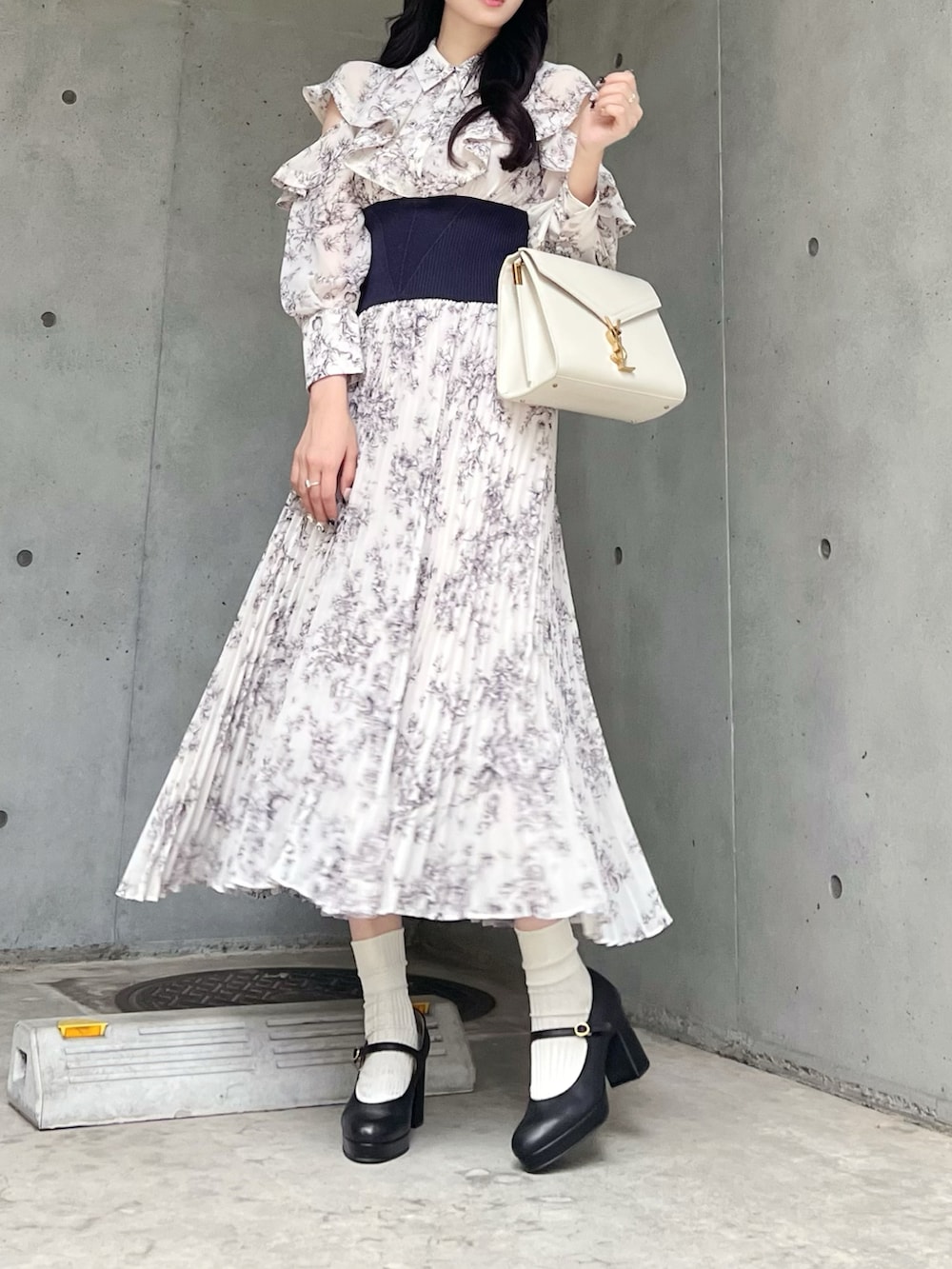 ブルー系のワンピース、ブラック系のキャスケットを着用したレディースの秋コーディネートの2枚目の写真