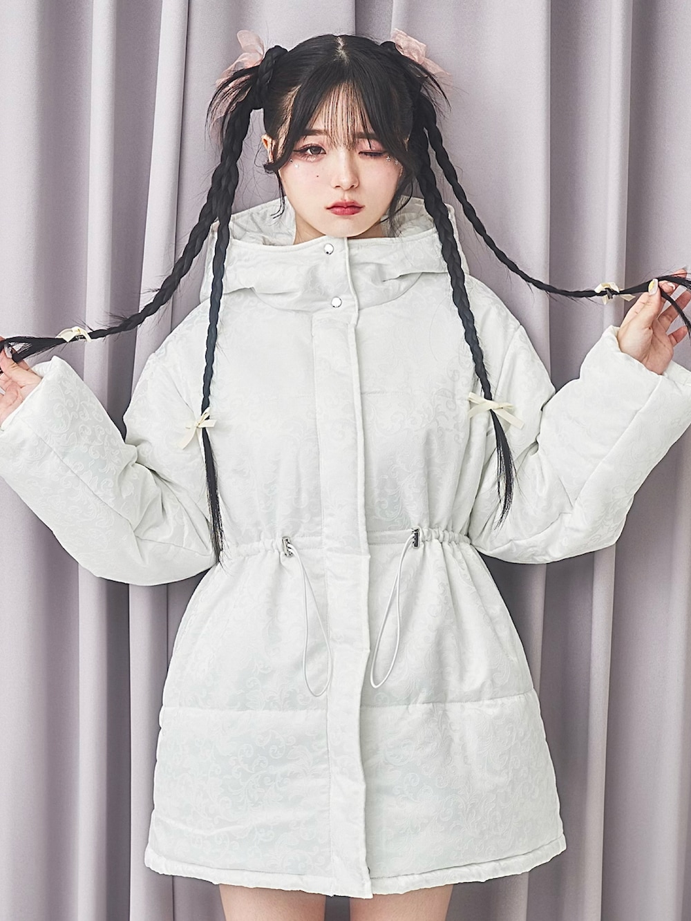 ホワイト系のダウンジャケット/コート、ホワイト系のブーツを着用したレディースの秋コーディネートの5枚目の写真