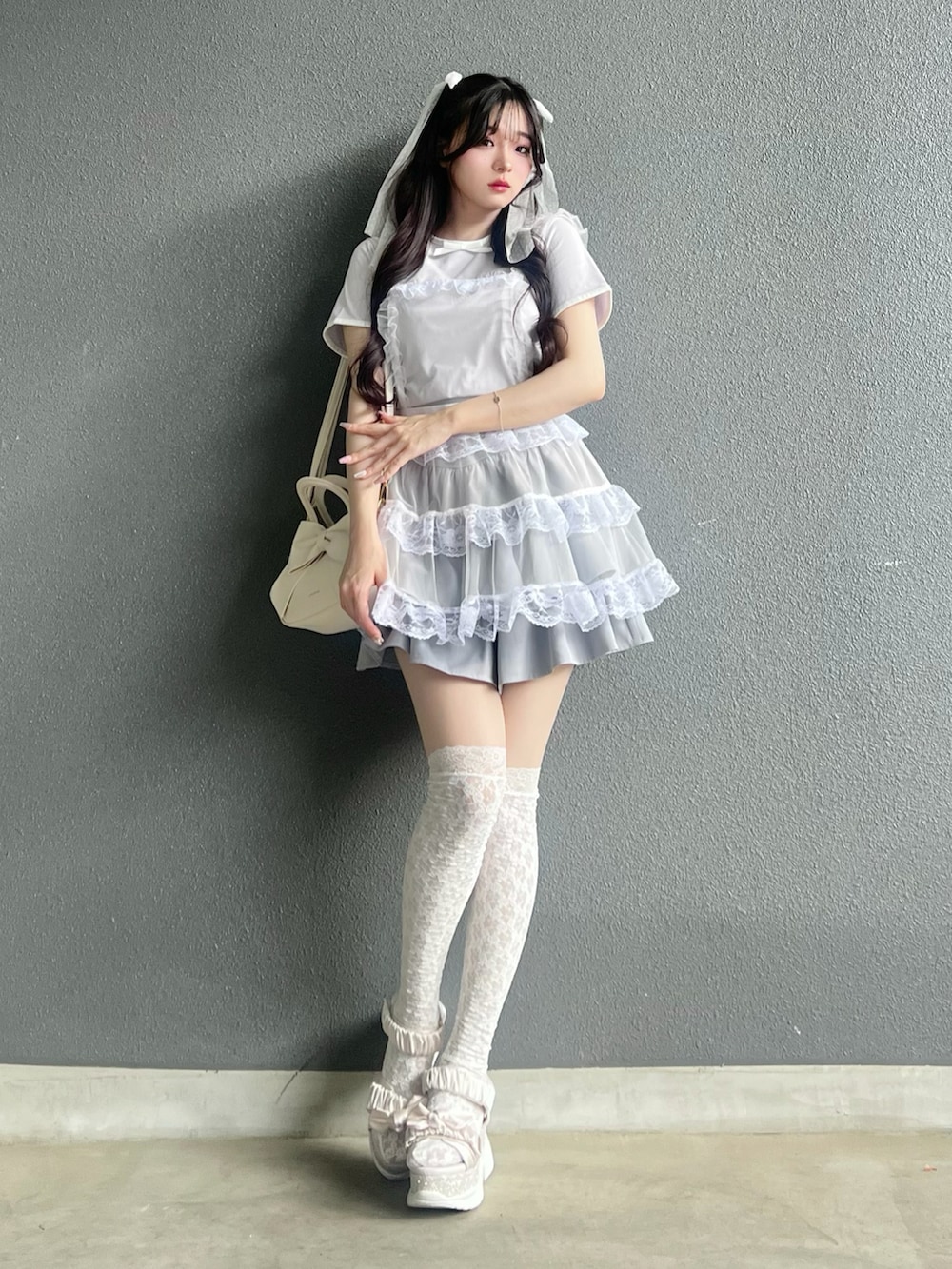 「レイヤードスタイル、韓国ファッション、今日のコーデ、スカートスタイル、カジュアルガーリー、大人ガーリー、プリントT、Tシャツコーデ、春カラー、ワントーンコーデ、サンダル、厚底サンダル」｜「byあしながおじさんの厚底グリッタースポーツサンダル　8990005（サンダル、ホワイト系）」を使った、poyoさん（骨格ストレート・レディース・161cm）の春コーディネートの3枚目の写真