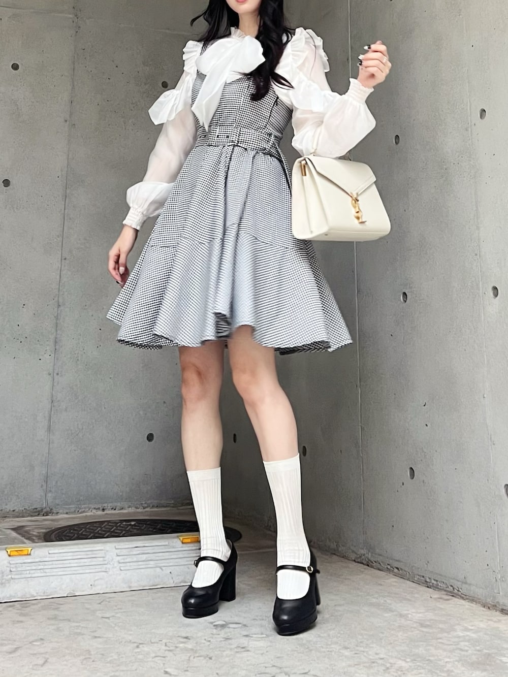 その他のジャンパースカート、ブラック系のパンプス、ホワイト系のシャツ/ブラウスを着用したレディースの秋コーディネートの3枚目の写真