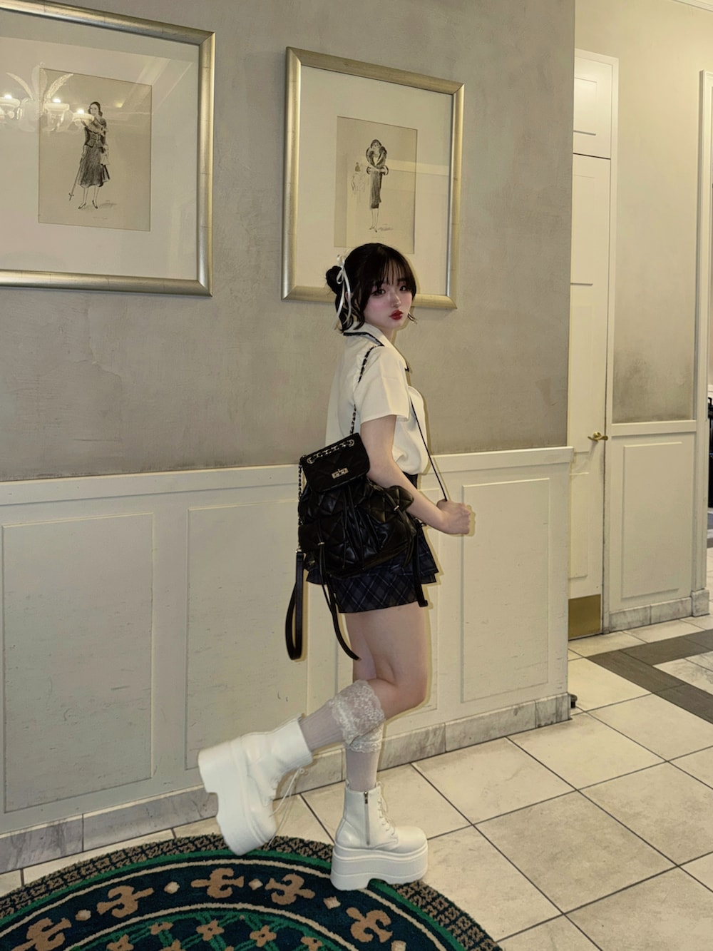 ブルー系のその他パンツ、ホワイト系のシャツ/ブラウス、ホワイト系のブーツを着用したレディースの秋コーディネートの5枚目の写真