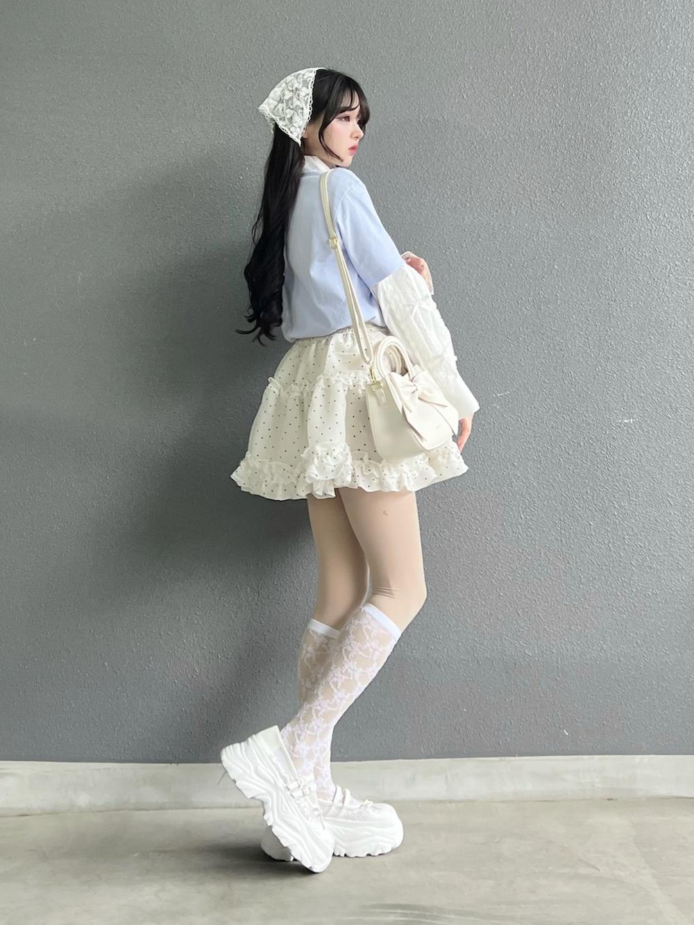 「春めき満開コーデ、春色、大人ガーリー、韓国コーデ、Tシャツ、UNIQLO、ユニクロコーデ、ユニクロ、プチプラ、プチプラコーデ、レイヤードスタイル」｜「Lovilynの厚底リボンレースストラップパンプス（その他シューズ、ホワイト系）」を使った、poyoさん（レディース・161cm）の春コーディネートの2枚目の写真