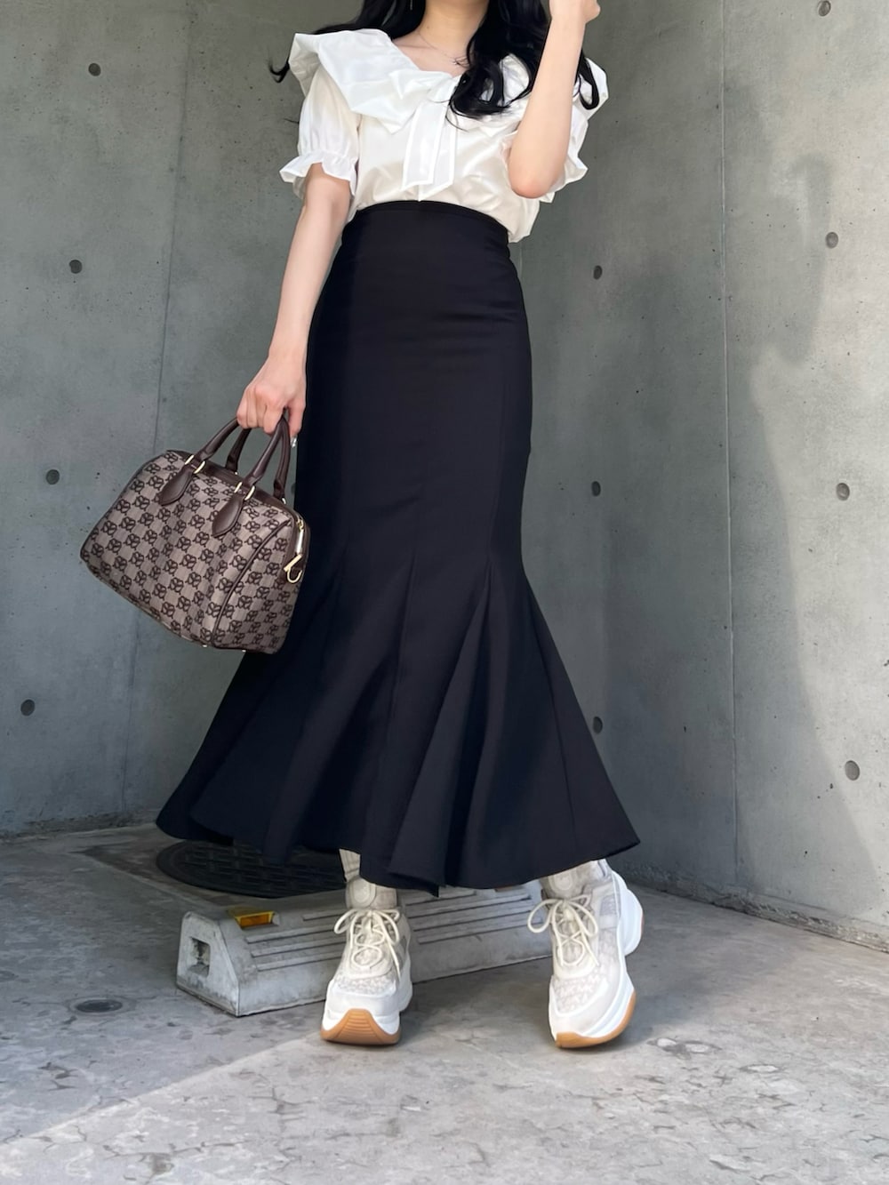 ホワイト系のシャツ/ブラウス、ブラック系のスカート、その他のボストンバッグを着用したレディースの夏コーディネートの4枚目の写真