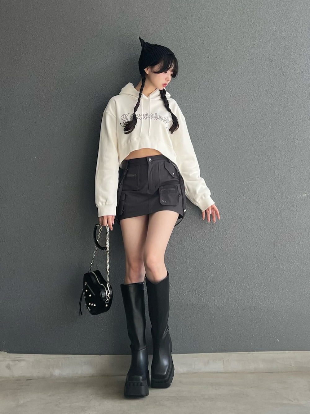 「秋冬コーデ、ストライプ、パーカー、クロップドトップス、ブーツ、ロングブーツ、カーゴスカート、ニット帽」｜「STRAY SHEEPのアイテム（パーカー、ホワイト系）」を使った、poyoさん（レディース・161cm）の秋コーディネートの2枚目の写真