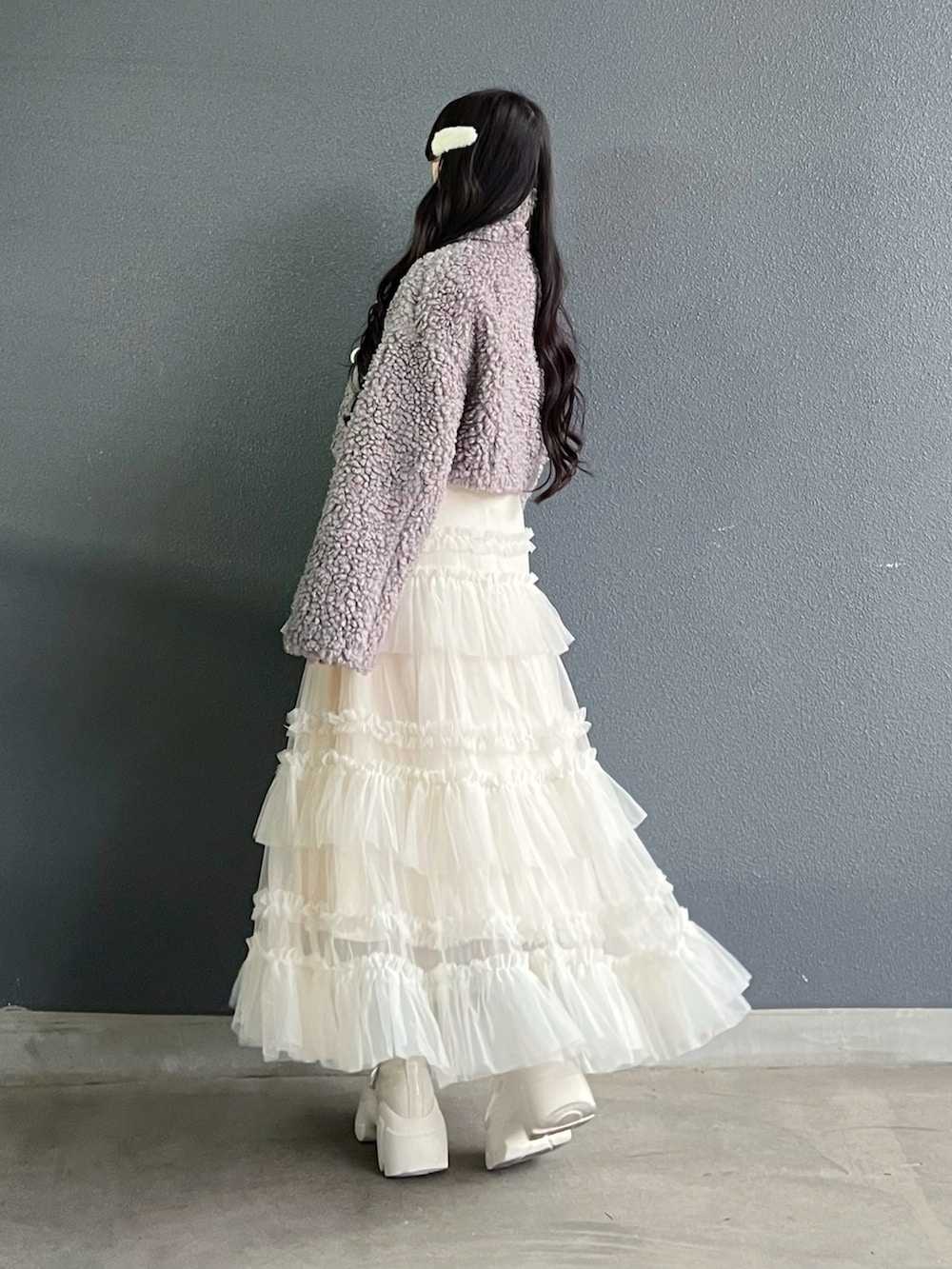 ホワイト系のスカート、ホワイト系のローファー、グレー系のジャケット/アウターを着用したレディースの秋コーディネートの2枚目の写真