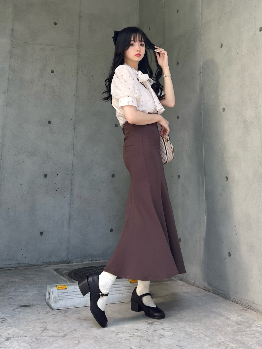 その他のシャツ/ブラウス、ブラウン系のスカート、ホワイト系のショルダーバッグを着用したレディースの夏コーディネートの3枚目の写真