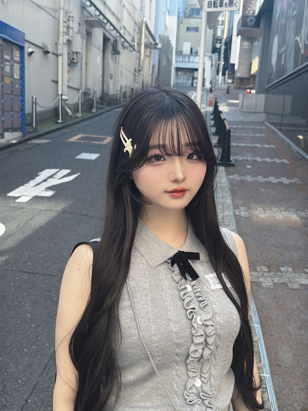 ホワイト系のブーツ、ブラック系のショルダーバッグ、ブルー系のパンツを着用したレディースの秋コーディネートの2枚目の写真