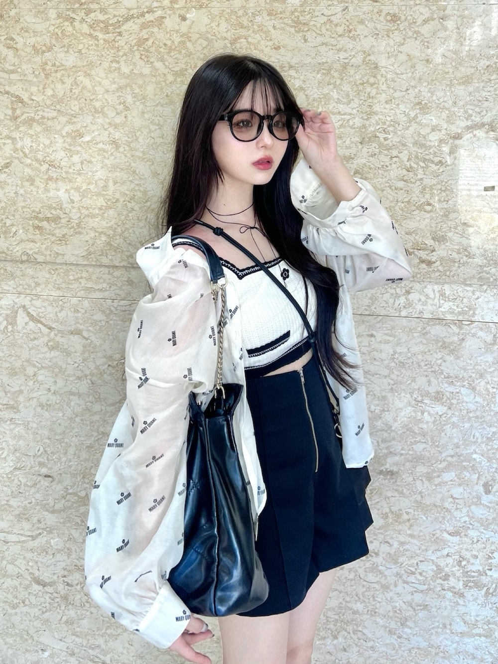 「秋コーデ、ラフコーデ、大人女子、サングラス、カジュアル、レイヤードスタイル、ゆるコーデ、シアートップス、シアーシャツ、メガネ女子、オトナカジュアル」｜「LILY BROWNの【LILY BROWN×MARY QUANT】クロップドニットビスチェ（ベスト、ホワイト系）」を使った、poyoさん（レディース・161cm）の秋コーディネートの3枚目の写真