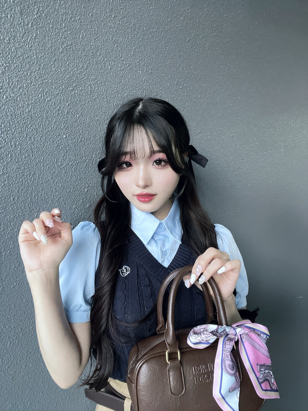 ベージュ系のその他パンツ、ブルー系のトップス、ブラウン系のバッグを着用したレディースの夏コーディネートの5枚目の写真