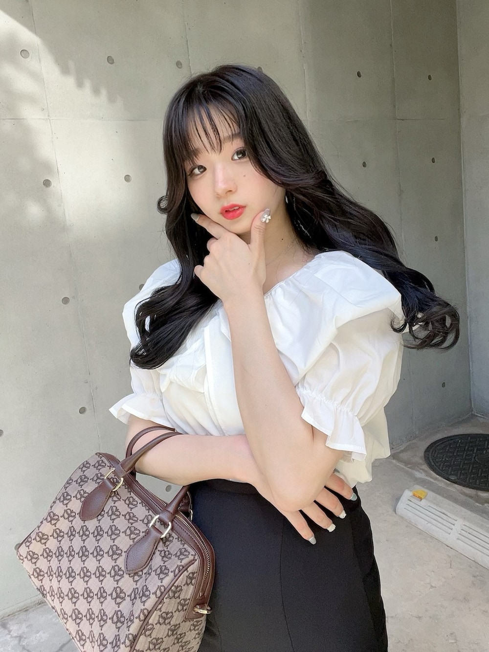 ホワイト系のシャツ/ブラウス、ブラック系のスカート、その他のボストンバッグを着用したレディースの夏コーディネートの5枚目の写真