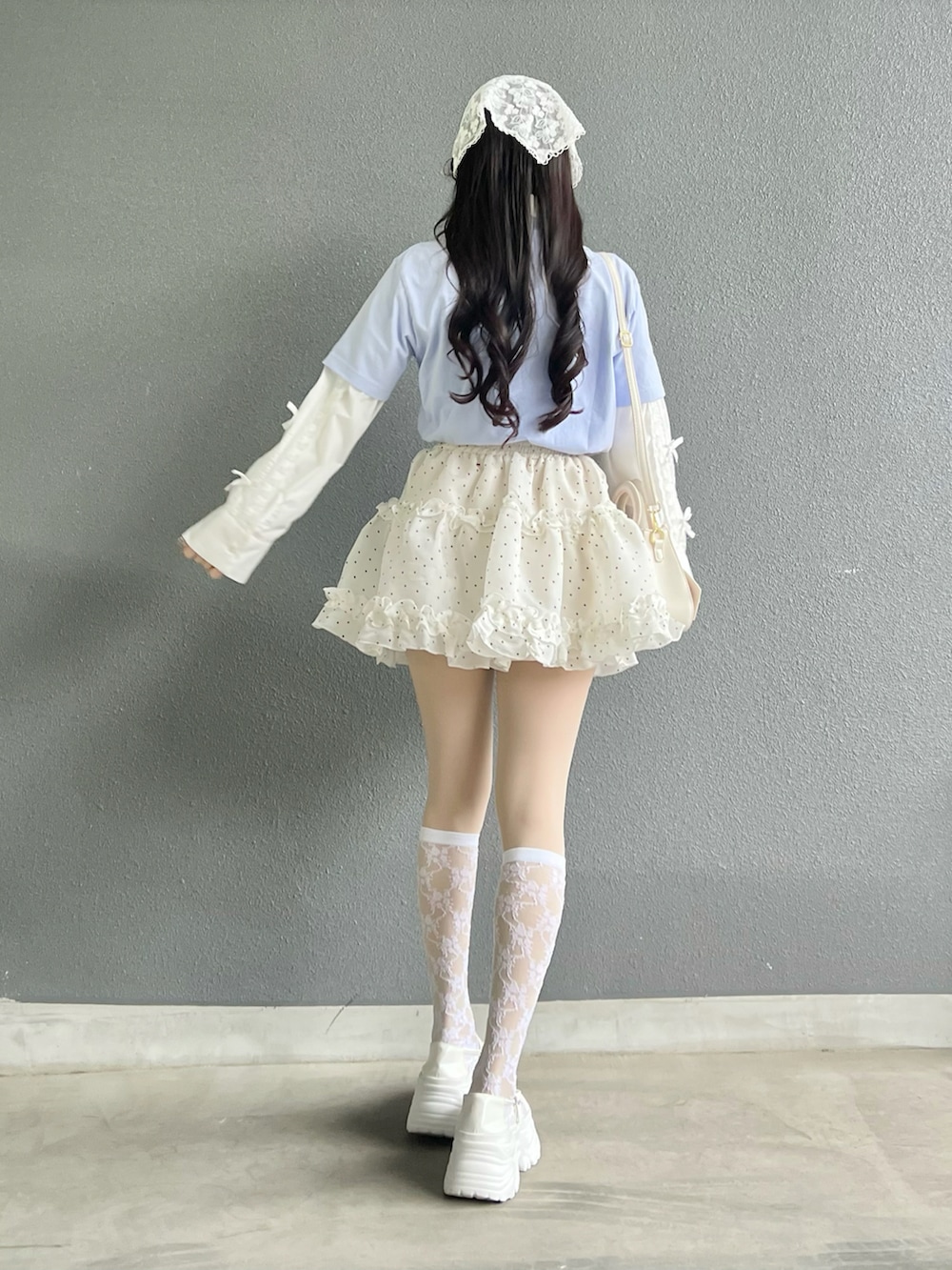 「春めき満開コーデ、春色、大人ガーリー、韓国コーデ、Tシャツ、UNIQLO、ユニクロコーデ、ユニクロ、プチプラ、プチプラコーデ、レイヤードスタイル」｜「Lovilynの厚底リボンレースストラップパンプス（その他シューズ、ホワイト系）」を使った、poyoさん（レディース・161cm）の春コーディネートの3枚目の写真