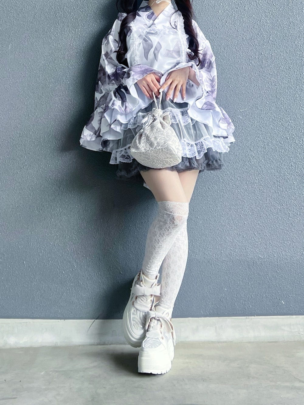 ホワイト系のスニーカー、グレー系のスカート、ホワイト系のワンピース/ドレスを着用したレディースの夏コーディネートの2枚目の写真