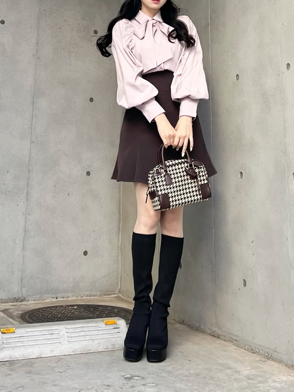 ブラウン系のその他パンツ、ピンク系のシャツ/ブラウス、ブラック系のシューズを着用したレディースの冬コーディネートの4枚目の写真