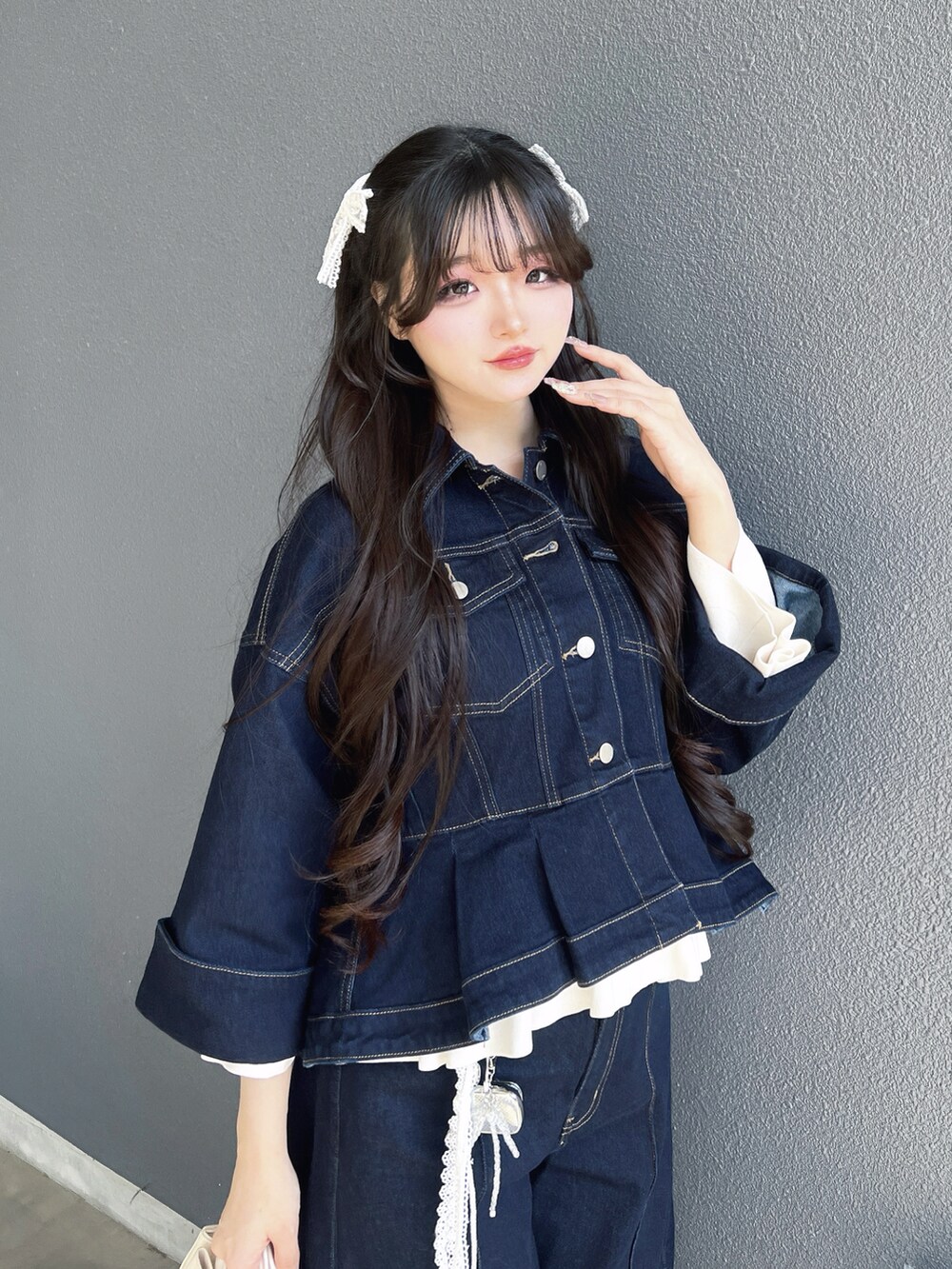 ピンク系のスニーカー、ブルー系のジャケット/アウター、ブルー系のパンツを着用したレディースの春コーディネートの5枚目の写真