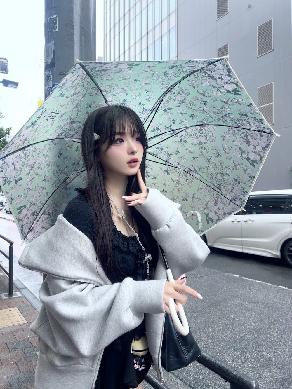 グレー系のパーカー、ブラック系のローファー、ブルー系のニット/セーターを着用したレディースの秋コーディネートの2枚目の写真