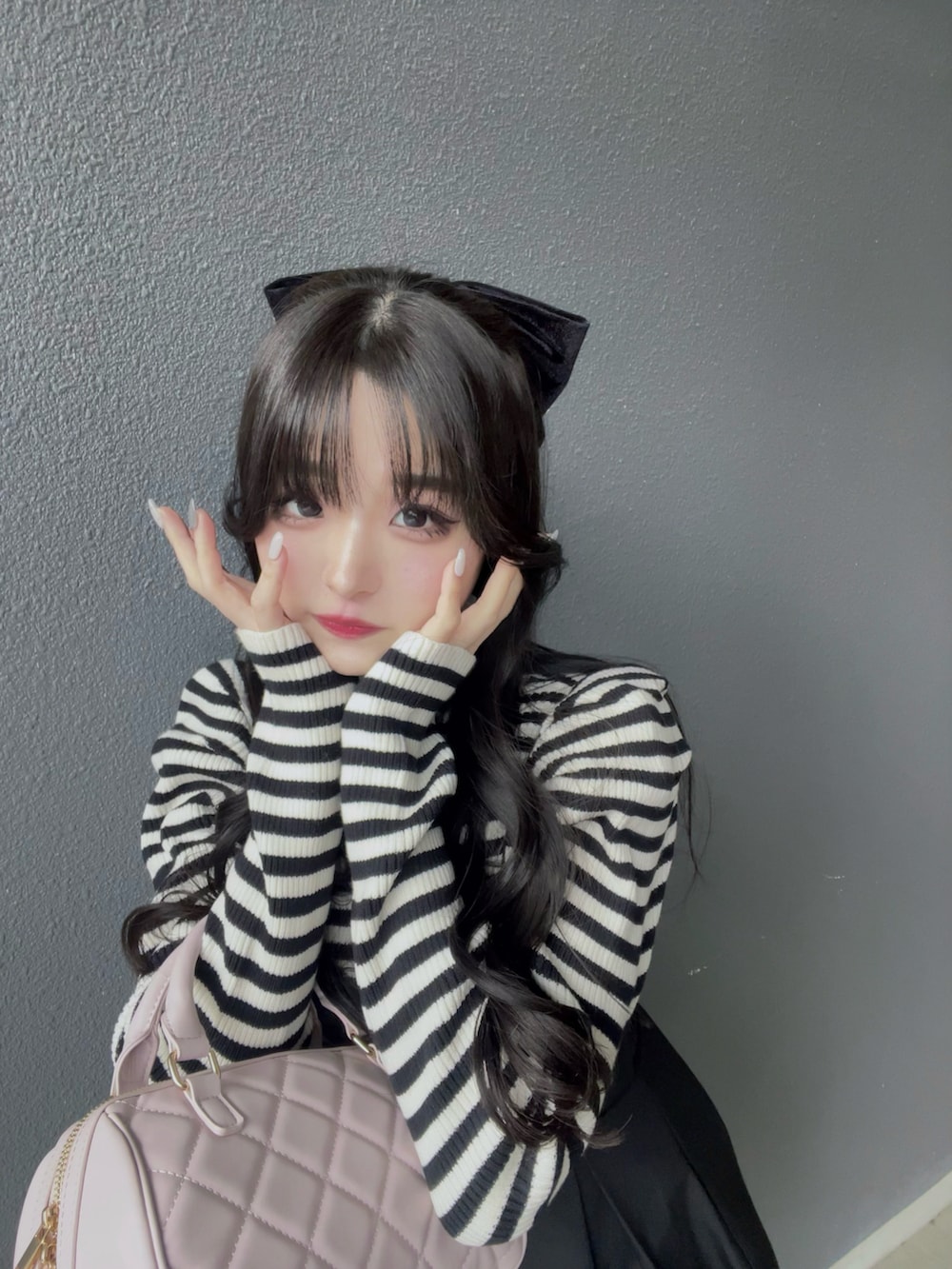 ブラック系のスカート、ブラック系のトップス、ブラック系のブーツを着用したレディースの冬コーディネートの4枚目の写真