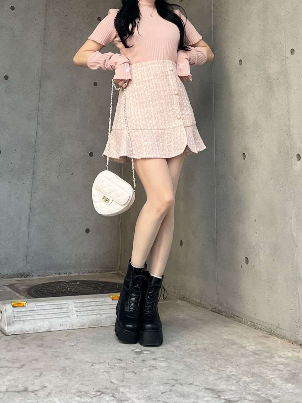 ピンク系のスカート、ピンク系のTシャツ/カットソー、ブラック系のブーツを着用したレディースの春コーディネートの4枚目の写真