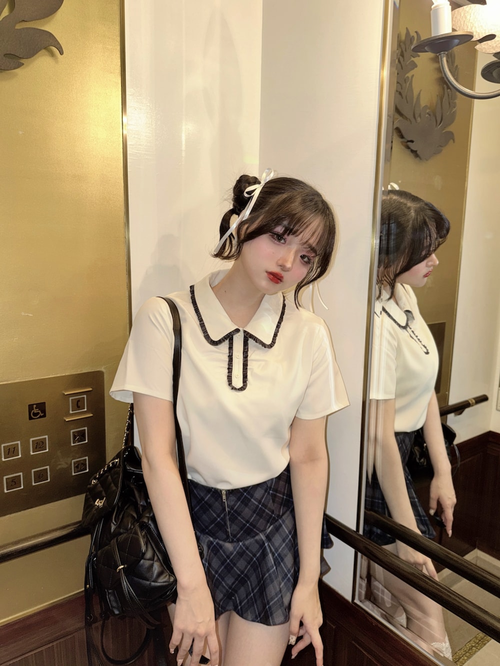 ブルー系のその他パンツ、ホワイト系のシャツ/ブラウス、ホワイト系のブーツを着用したレディースの秋コーディネートの3枚目の写真
