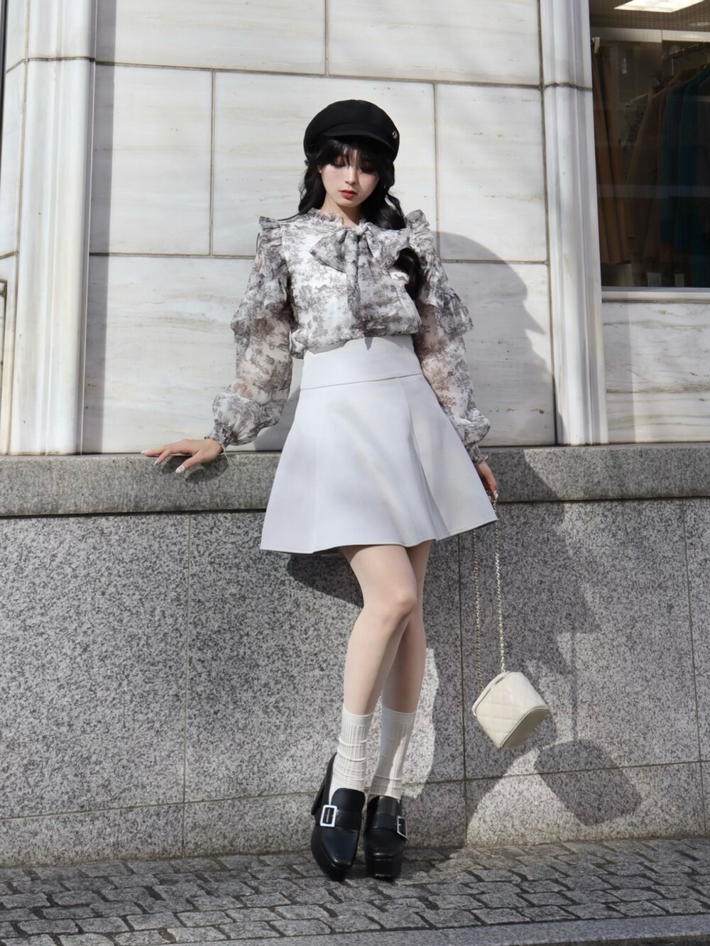 ホワイト系のシャツ/ブラウス、グレー系のスカートを着用したレディースの冬コーディネートの3枚目の写真