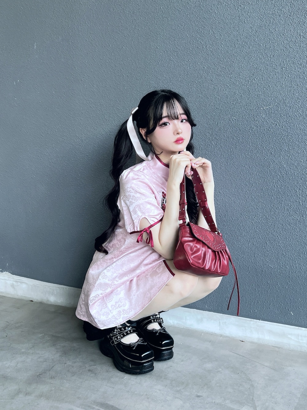 「夏服コーデ、チャイナシャツ、プチプラ、ガーリー、バレエシューズ、コスプレ、推し活コーデ、ピンク、チュニック、ワンピース、赤、厚底シューズ」｜「MOUSSYの【ライトグレーWEB限定カラー】HEART GATHER STUDS バッグ（ショルダーバッグ、レッド系）」を使った、poyoさん（骨格ストレート・レディース・161cm）の夏コーディネートの4枚目の写真