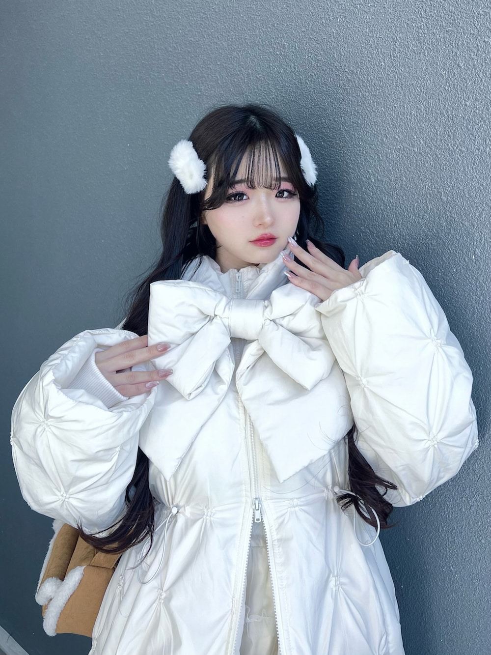 ベージュ系のバッグ、ベージュ系のシューズ、ホワイト系のダウンジャケット/コートを着用したレディースの秋コーディネートの5枚目の写真