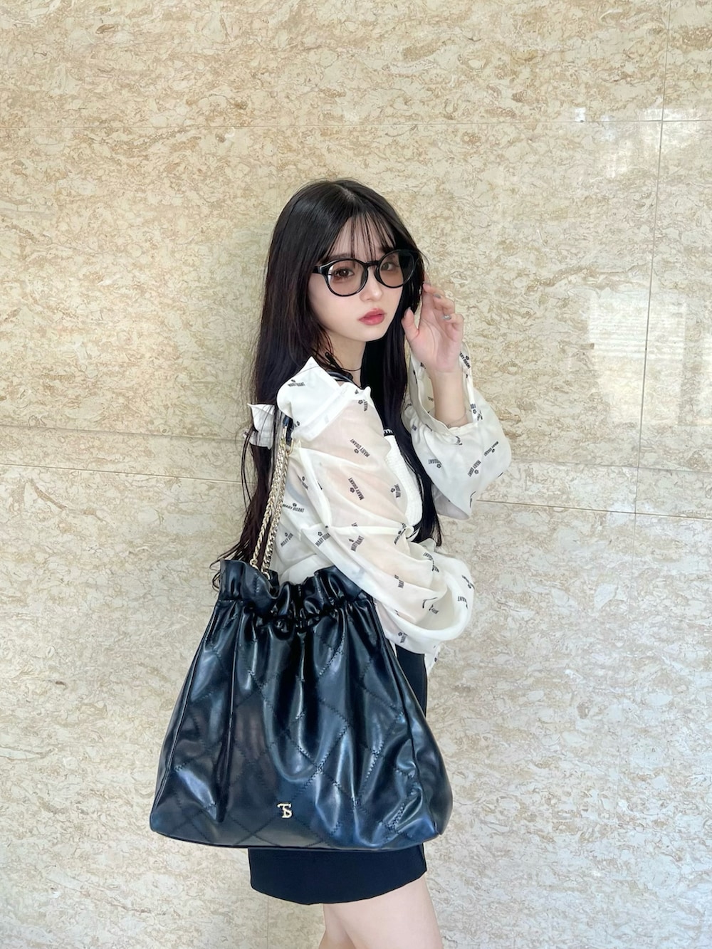 「秋コーデ、ラフコーデ、大人女子、サングラス、カジュアル、レイヤードスタイル、ゆるコーデ、シアートップス、シアーシャツ、メガネ女子、オトナカジュアル」｜「LILY BROWNの【LILY BROWN×MARY QUANT】クロップドニットビスチェ（ベスト、ホワイト系）」を使った、poyoさん（レディース・161cm）の秋コーディネートの2枚目の写真