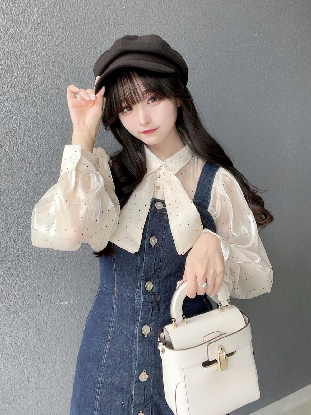 ブルー系のワンピース/ドレス、ホワイト系のシャツ/ブラウス、ホワイト系のバッグを着用したレディースの春コーディネートの5枚目の写真