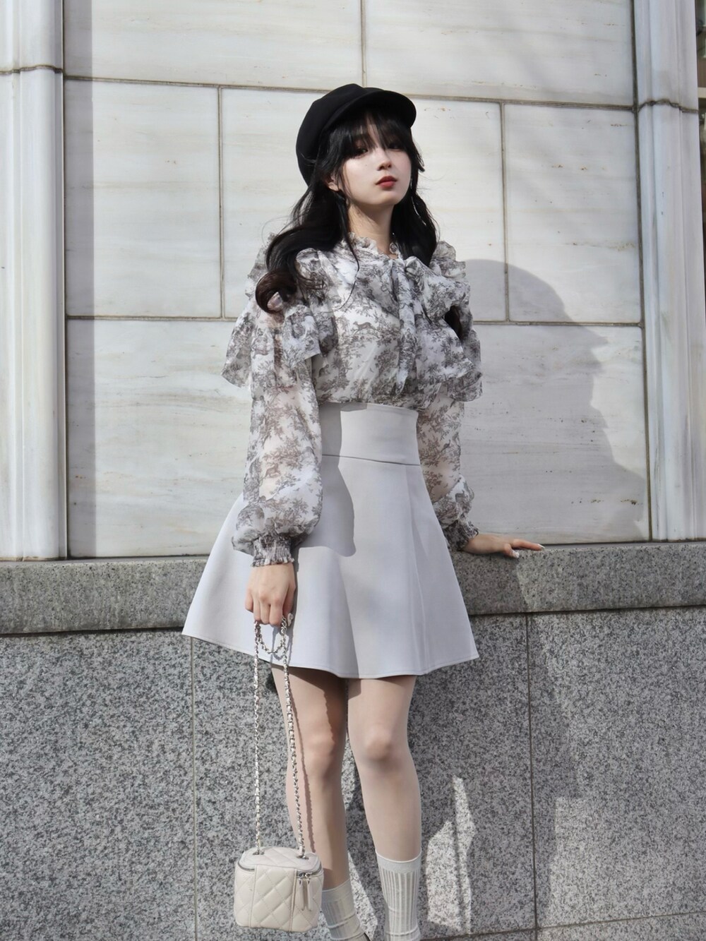 ホワイト系のシャツ/ブラウス、グレー系のスカートを着用したレディースの冬コーディネートの4枚目の写真