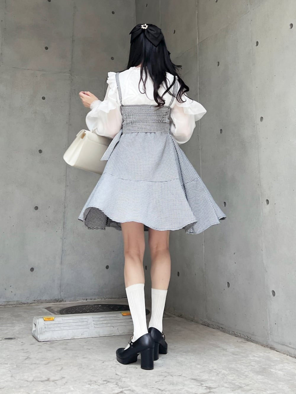 その他のジャンパースカート、ブラック系のパンプス、ホワイト系のシャツ/ブラウスを着用したレディースの秋コーディネートの5枚目の写真