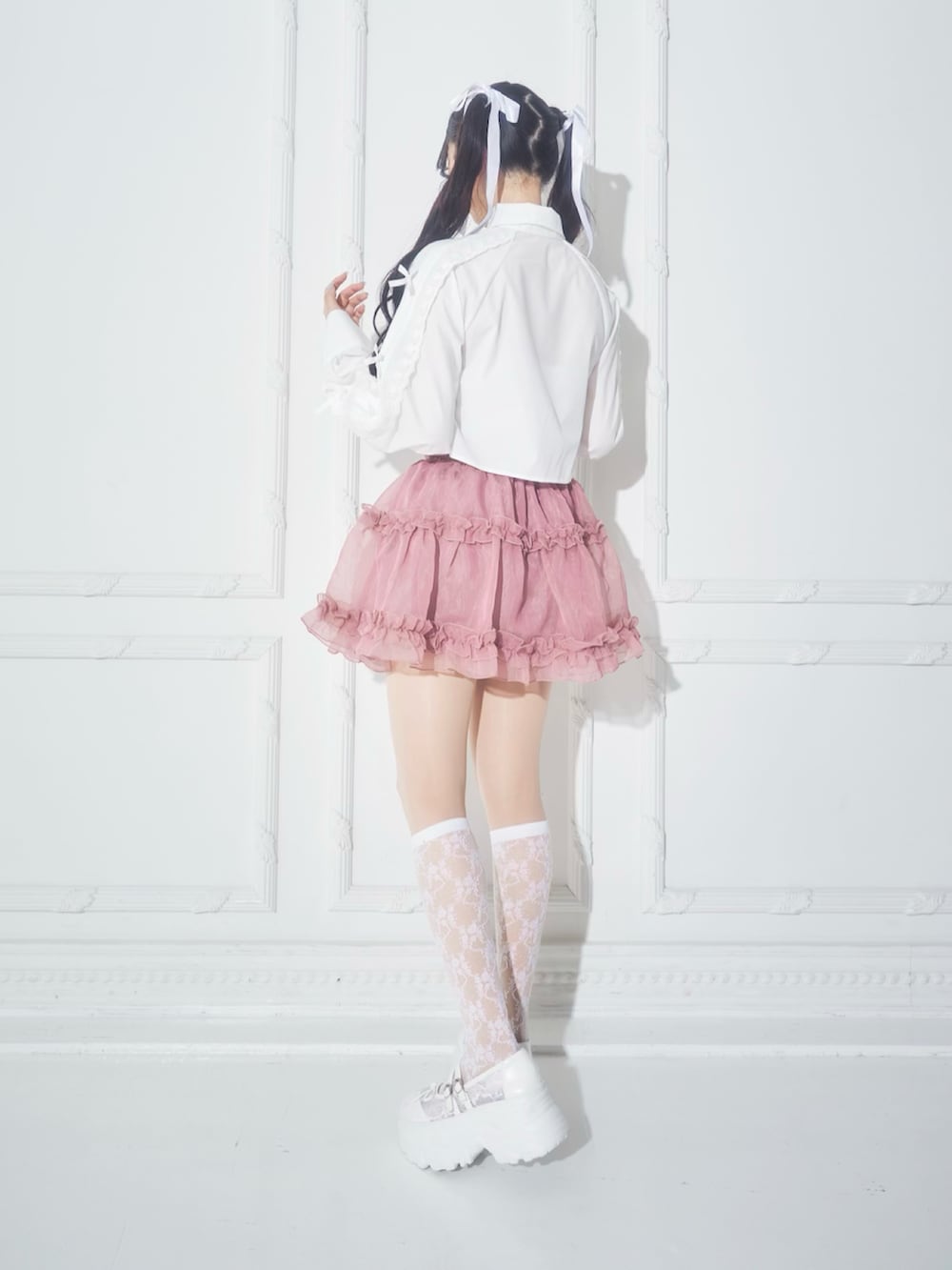 ホワイト系のシャツ/ブラウス、ホワイト系のスカート、ホワイト系のその他シューズを着用したレディースの春コーディネートの3枚目の写真