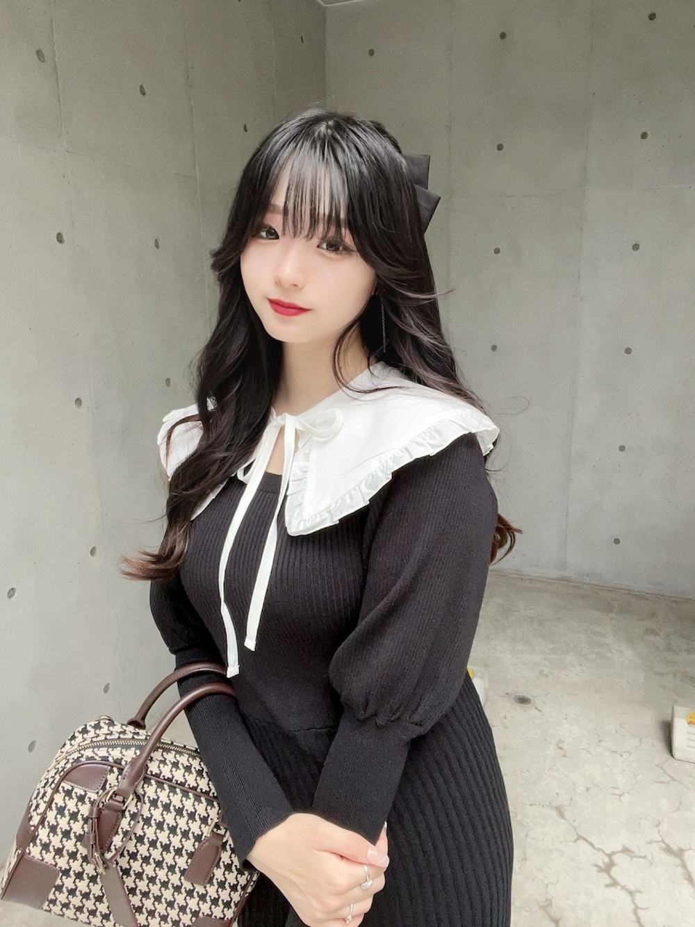 「シンプルコーデ、ニットワンピース、オトナカワイイ、大人ガーリー、デート、オトナ女子、秋服、秋冬、ワンピース、つけ襟、プチプラコーデ、プチプラ」｜「Samantha Thavasaの★サマンサ ピエドプル ボストンバッグ 大サイズ（ハンドバッグ、ブラウン系）」を使った、poyoさん（レディース・161cm）の秋コーディネートの5枚目の写真