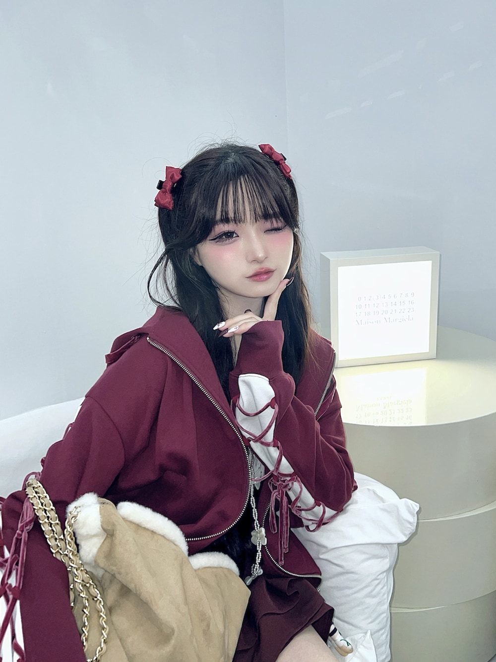 ベージュ系のブーツ、ホワイト系のタンクトップ、ピンク系のスカートを着用したレディースの秋コーディネートの3枚目の写真