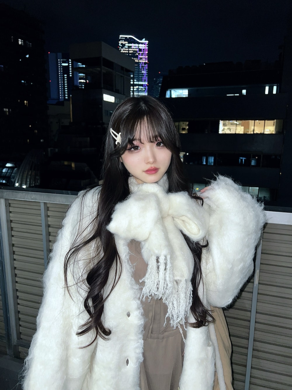 ホワイト系のカーディガン/ボレロ、ベージュ系のトートバッグ、ベージュ系のブーツを着用したレディースの秋コーディネートの3枚目の写真