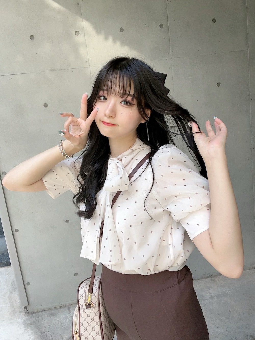 その他のシャツ/ブラウス、ブラウン系のスカート、ホワイト系のショルダーバッグを着用したレディースの夏コーディネートの5枚目の写真