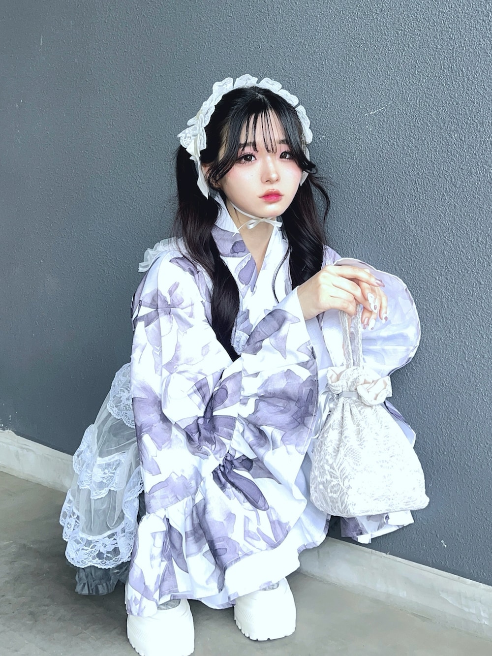 ホワイト系のスニーカー、グレー系のスカート、ホワイト系のワンピース/ドレスを着用したレディースの夏コーディネートの3枚目の写真