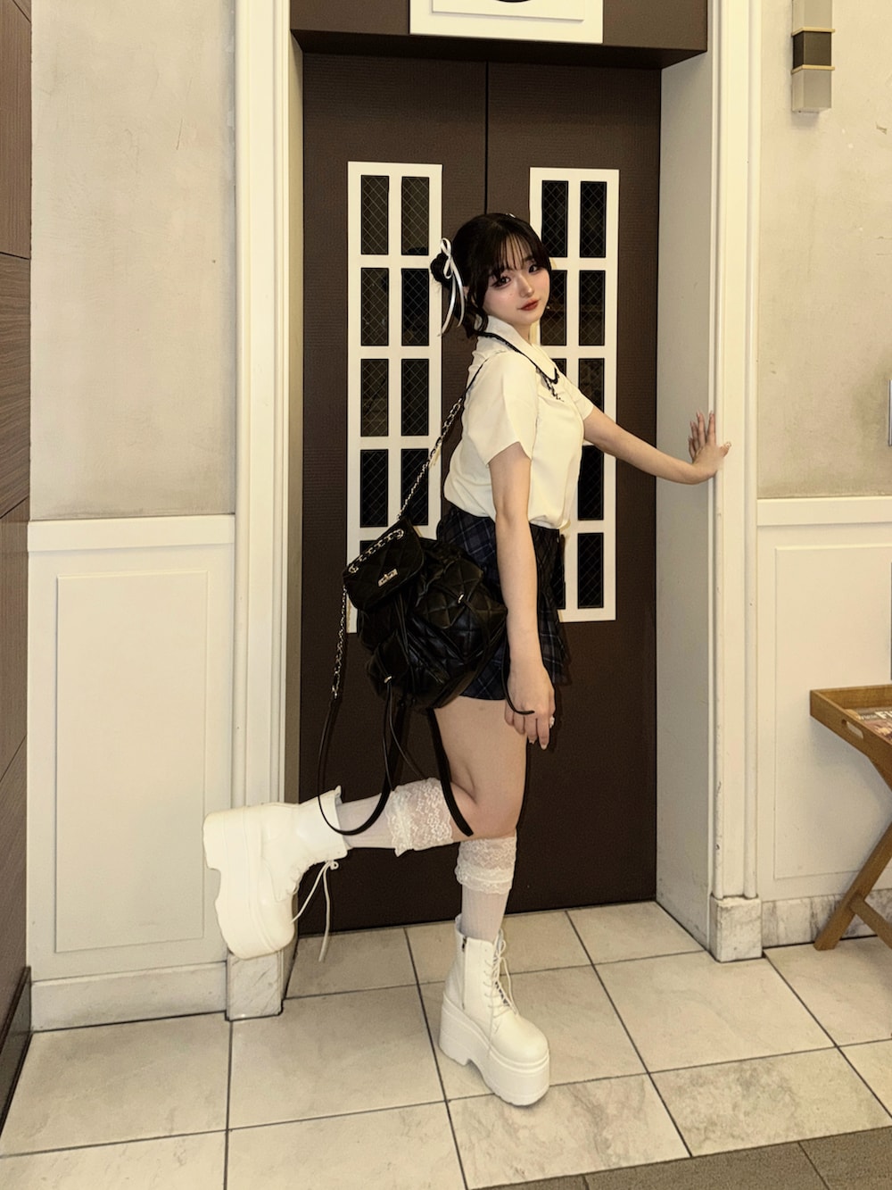 ブルー系のその他パンツ、ホワイト系のシャツ/ブラウス、ホワイト系のブーツを着用したレディースの秋コーディネートの4枚目の写真