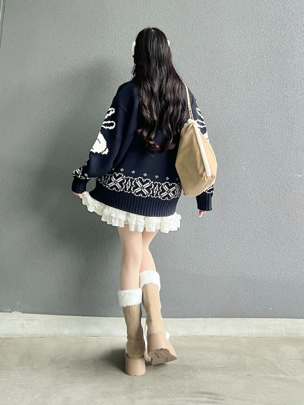 ベージュ系のトートバッグ、ブルー系のニット/セーター、ホワイト系のスカートを着用したレディースの秋コーディネートの4枚目の写真