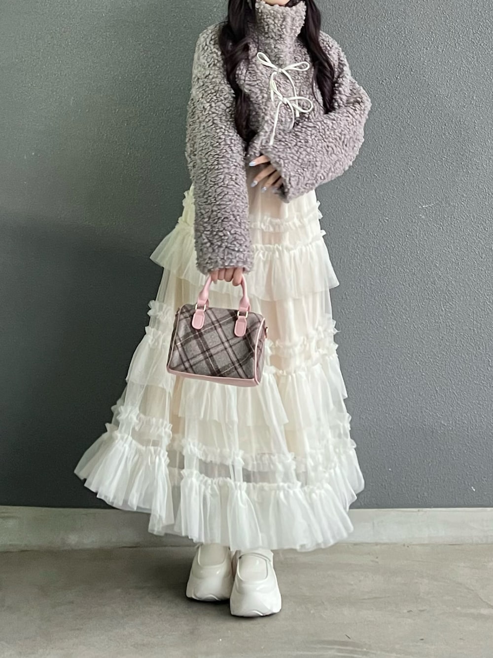 ホワイト系のスカート、ホワイト系のローファー、グレー系のジャケット/アウターを着用したレディースの秋コーディネートの4枚目の写真