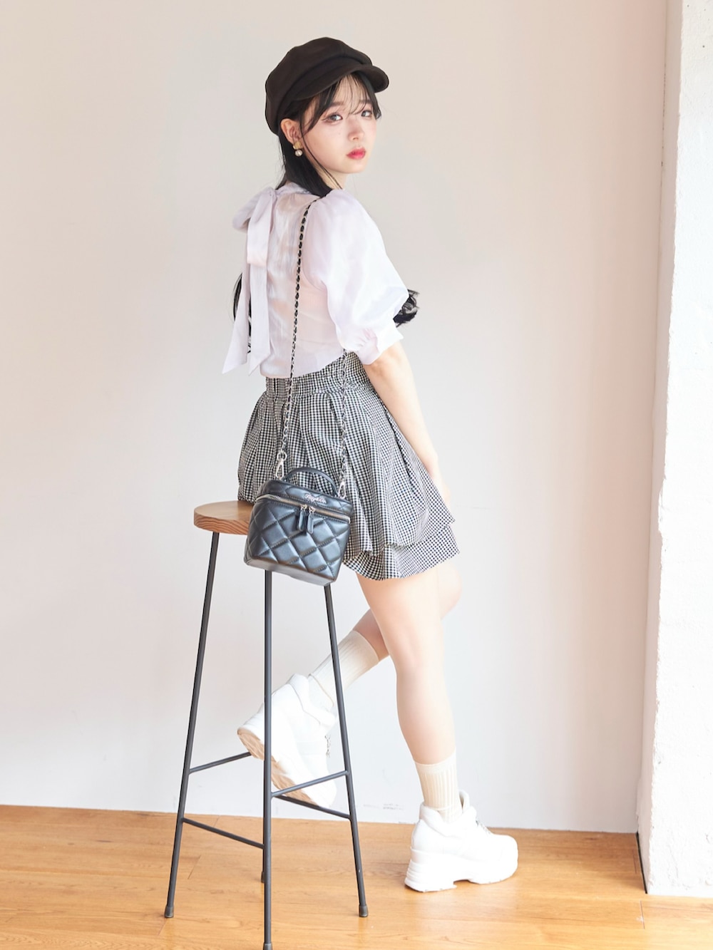 その他のスカート、ホワイト系のトップス、ホワイト系のスニーカーを着用したレディースの夏コーディネートの4枚目の写真