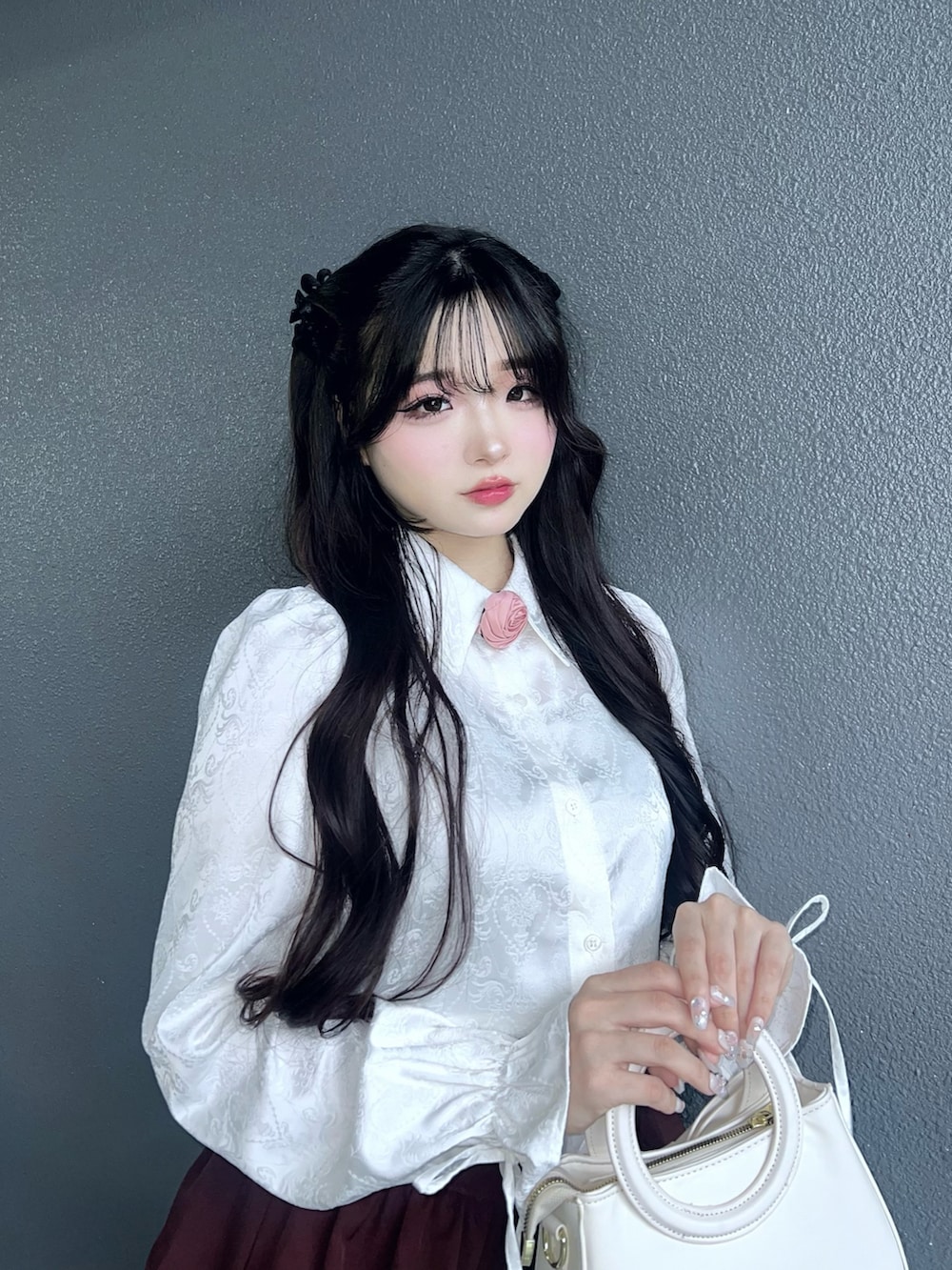 レッド系のパンプス、ホワイト系のバッグ、ホワイト系のシャツ/ブラウスを着用したレディースの秋コーディネートの5枚目の写真